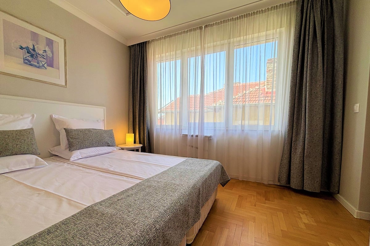 Suite | 1 slaapkamer, een kluis op de kamer, een bureau, een laptopwerkplek