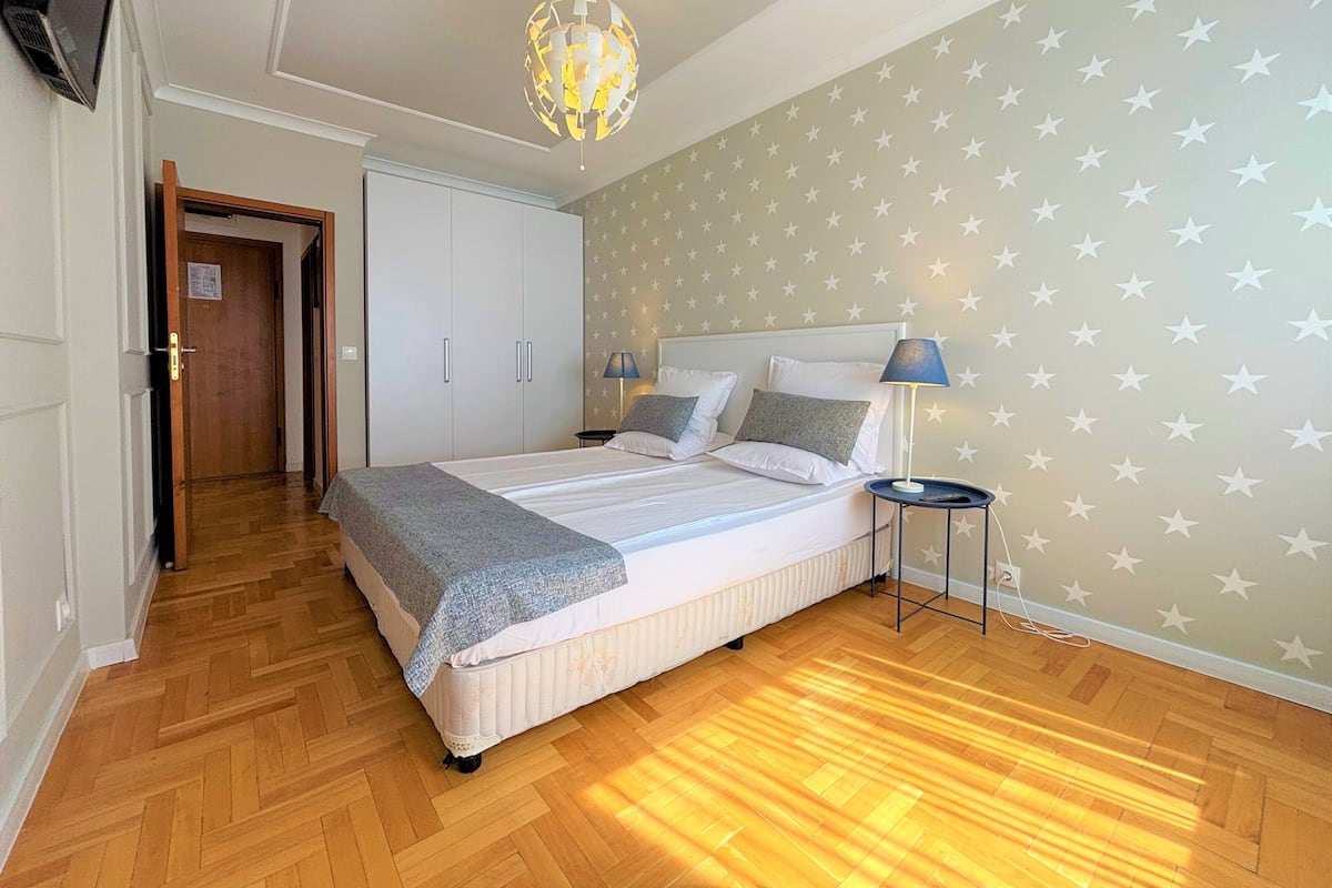 Superior One-Bedroom Apartment | 1 slaapkamer, een kluis op de kamer, een bureau, een laptopwerkplek