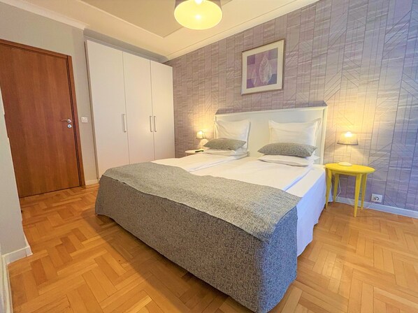 Superior One-Bedroom Apartment | Cofres nos quartos, escrivaninha, espaço de trabalho para notebook
