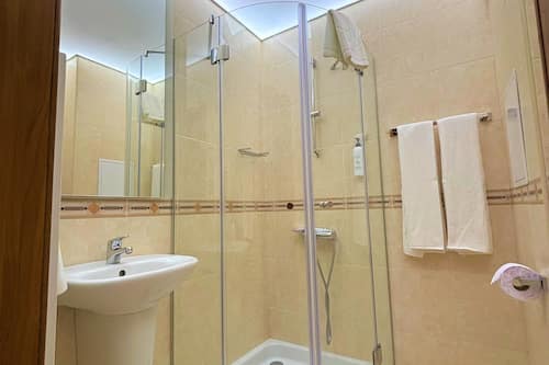 Junior appartement | Badkamer | Pantoffels, handdoeken
