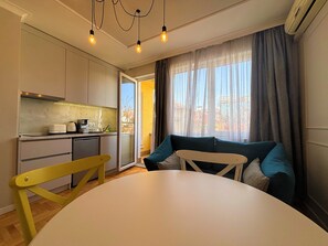 Small One-Bedroom Apartment | Vardagsrum