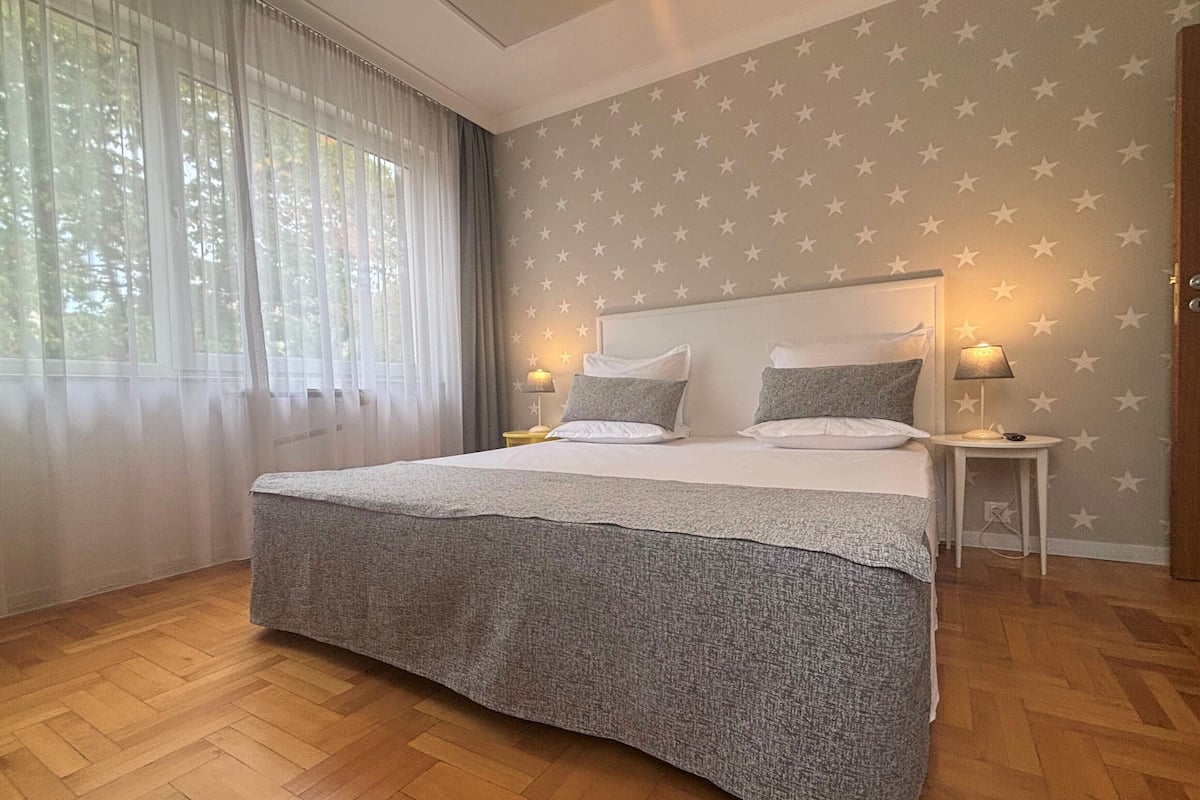 One-Bedroom Apartment | In-room safe, desk, laptop workspace, blackout drapes