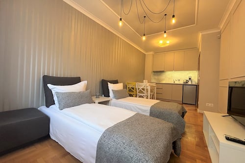 One-Bedroom Apartment | Una cassaforte in camera, una scrivania, postazione laptop