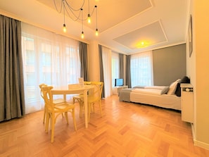 Superior One-Bedroom Apartment | Aire de séjour