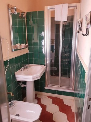 Douche, serviettes fournies