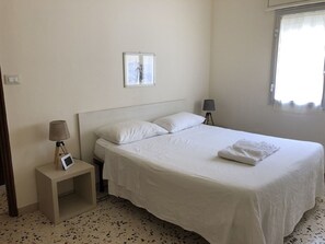 2 bedrooms, iron/ironing board, WiFi, bed sheets - Three-room apartment 'IL BAGLIETTO' (Valderice)