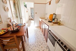 Fridge, oven, stovetop, coffee/tea maker - Three-room apartment 'IL BAGLIETTO' (Valderice)