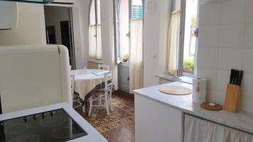 Frigorifero, piano cottura, lavastoviglie, macchina per tè/caffè