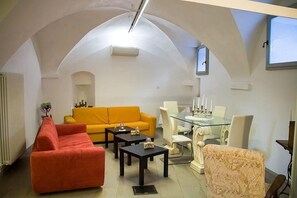 TV - Villa Malvina F: A welcoming apartment that is part of an ancient historic building, with Free WI-FI. (Finale ligure)
