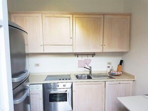 Een koelkast, een oven, een kookplaat, een vaatwasser