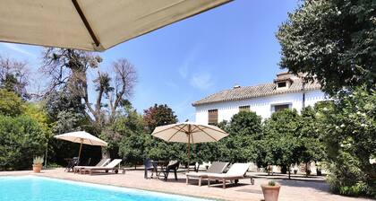 Charming rural house with swimming pool 3 km from the city of Granada. parking