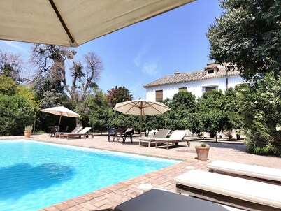 Charming rural house with swimming pool 3 km from the city of Granada. parking
