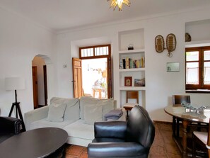 Fernseher, Kamin, Tischtennisplatte, Bücher