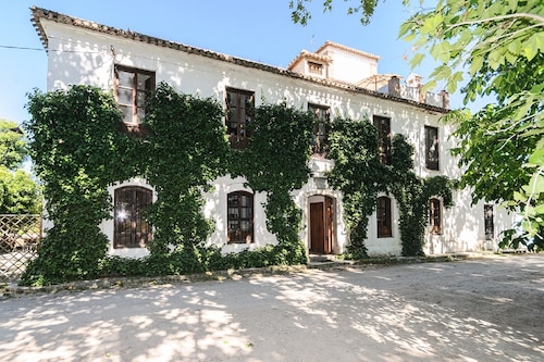Charming rural house with swimming pool 3 km from the city of Granada. parking