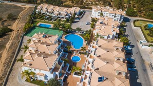 An aerial view of a resort with multiple buildings, a swimming pool, and a tennis court. - 15min walk from Albufeira Old Town, Free wifi, Air Conditioning (Albufeira)