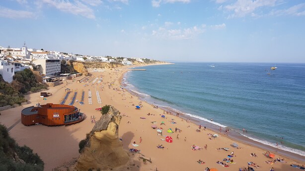 A beach with a rocky outcrop, a wooden building labeled "ROCA", and a clear view of the sea. - 15min walk from Albufeira Old Town, Free wifi, Air Conditioning (Albufeira)