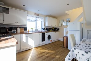 Fridge, microwave, oven, stovetop - Cosy home- from-home with hot tub, close to woodland walks and cycle trails (Cinderford)