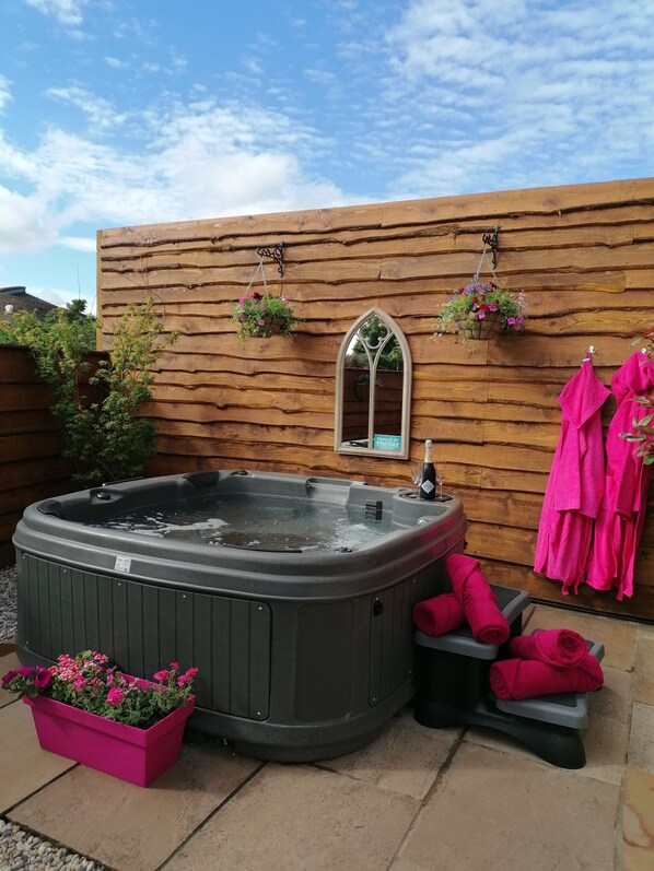 Terrace/patio - Cosy home- from-home with hot tub, close to woodland walks and cycle trails (Cinderford)