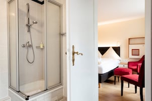 Ducha, secador de pelo, toallas, jabón