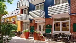 A hotel with outdoor seating, a sign for 'Hotel Helgolandia', and a restaurant named 'lung wai'. - Hotel Helgolandia (Helgoland)