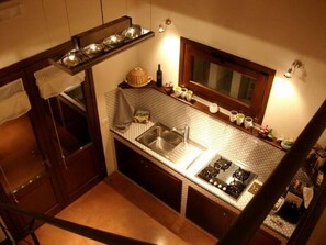 Kühlschrank, Mikrowelle, Herdplatte, Wasserkocher mit Kaffee-/Teezubehör