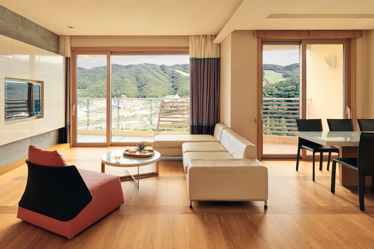 2 bedrooms, premium bedding, in-room safe, free WiFi