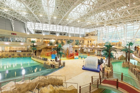 Premium bedding, in-room safe, free WiFi, bed sheets