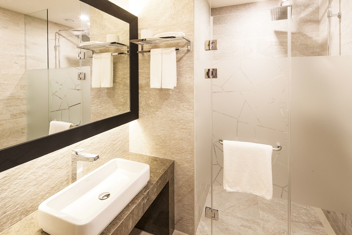 2 bedrooms, premium bedding, in-room safe, free wifi