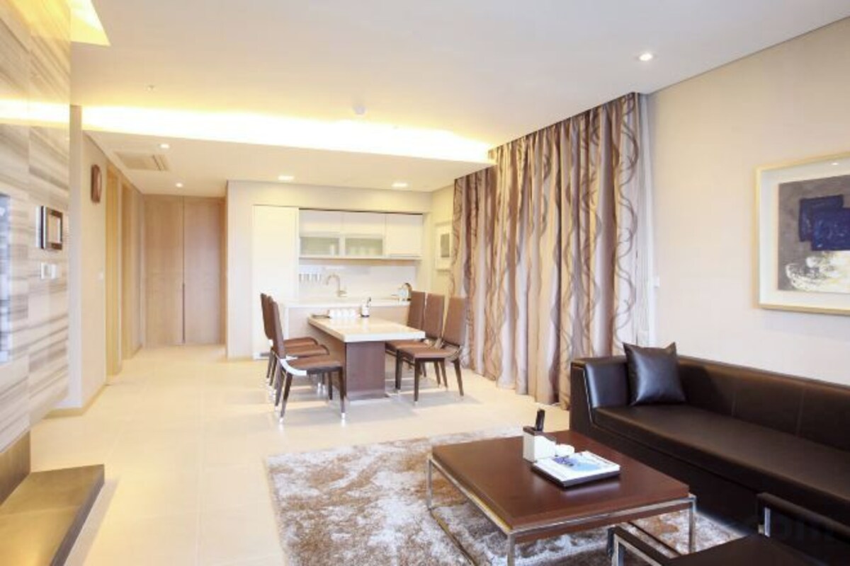 Gold Suite (Kitchen/Park View/Bed)