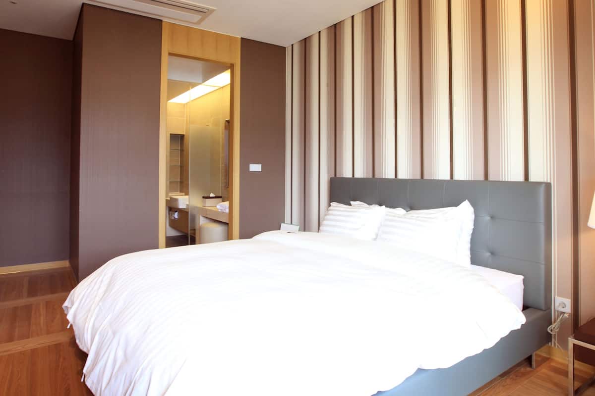 2 bedrooms, premium bedding, in-room safe, free wifi