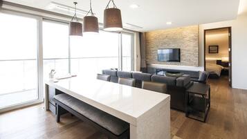 2 bedrooms, premium bedding, in-room safe, free WiFi