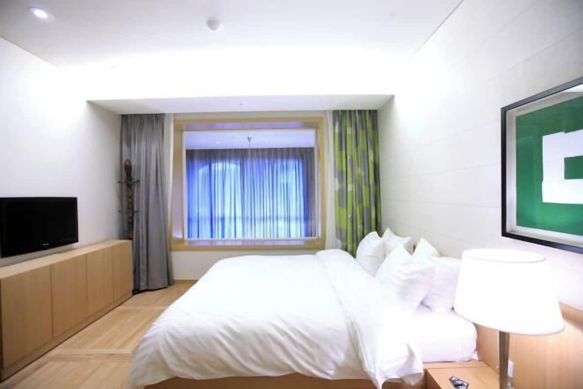 2 bedrooms, premium bedding, in-room safe, free WiFi