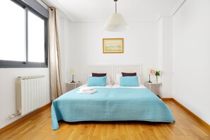 2 bedrooms, desk, travel crib, free WiFi - PALACE OF THE MOONS (zaragoza)