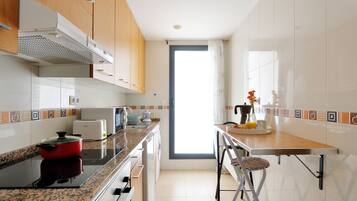 Frigorífico, microondas, horno y placa de cocina