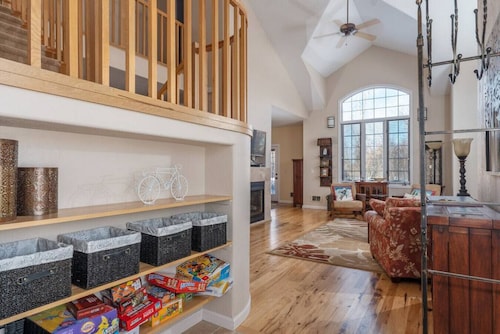 Cobble Creek Lane: Spacious, Gourmet Kitchen, Great for Families