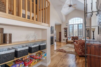 Cobble Creek Lane: Spacious, Gourmet Kitchen, Great for Families