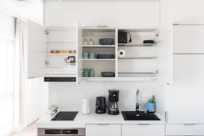 Refrigerador con congelador, microondas, horno y parrilla de estufa 