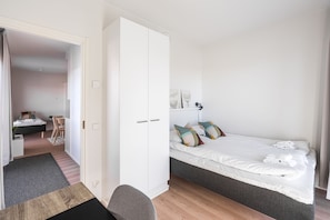 1 habitación, espacio para trabajar con laptop y cortinas blackout 