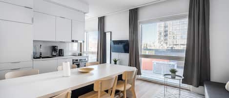 Familienapartment, 1 Schlafzimmer, Balkon | Essbereich im Zimmer