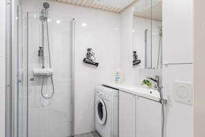 Douche, articles de toilette gratuits, sèche-cheveux, bidet