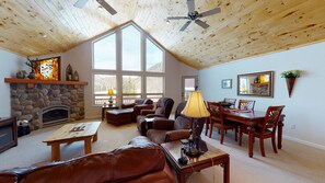 Una Smart TV, una chimenea, una mesa de tenis de mesa, una oficina