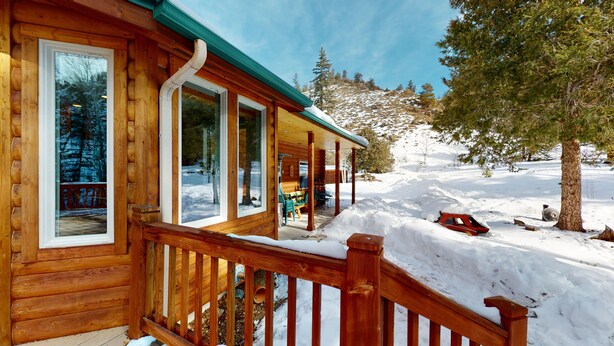 A wooden cabin with a covered porch and large windows. - Taylormade Getaway - Almont (Almont)