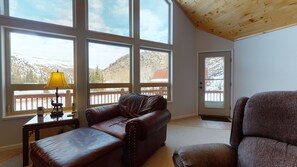 Una Smart TV, una chimenea, una mesa de tenis de mesa, una oficina