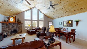 Una televisión, una chimenea