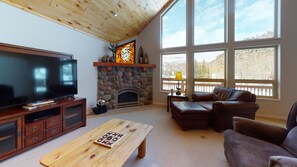 Una Smart TV, una chimenea, una mesa de tenis de mesa, una oficina