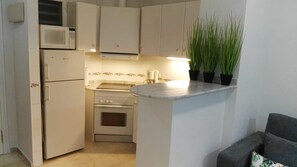 Fridge, microwave, oven, coffee/tea maker - Azul Rentals Albir flat: walk to beach and shops (Albir)