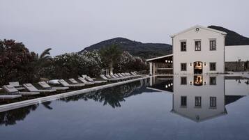 Una piscina al aire libre de temporada (de 10:00 a 18:00), sombrillas