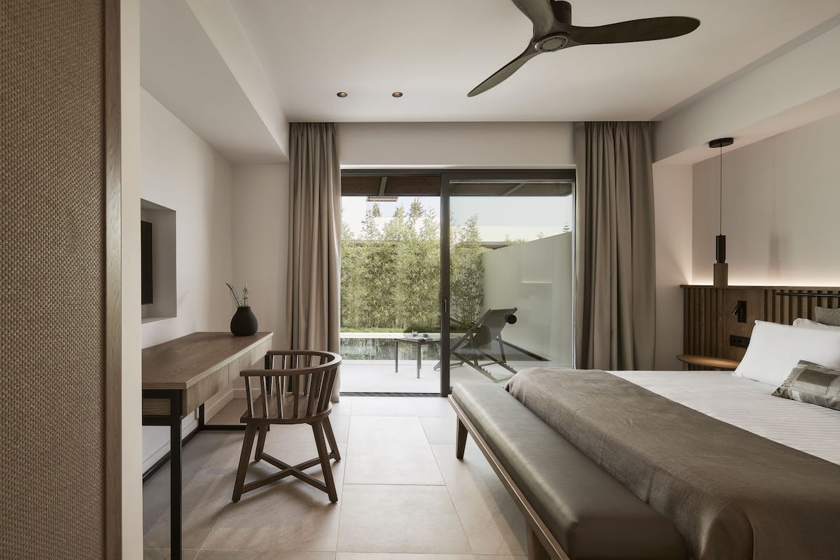 Junior Suite, Private Pool | Ropa de cama hipoalergénica y minibar