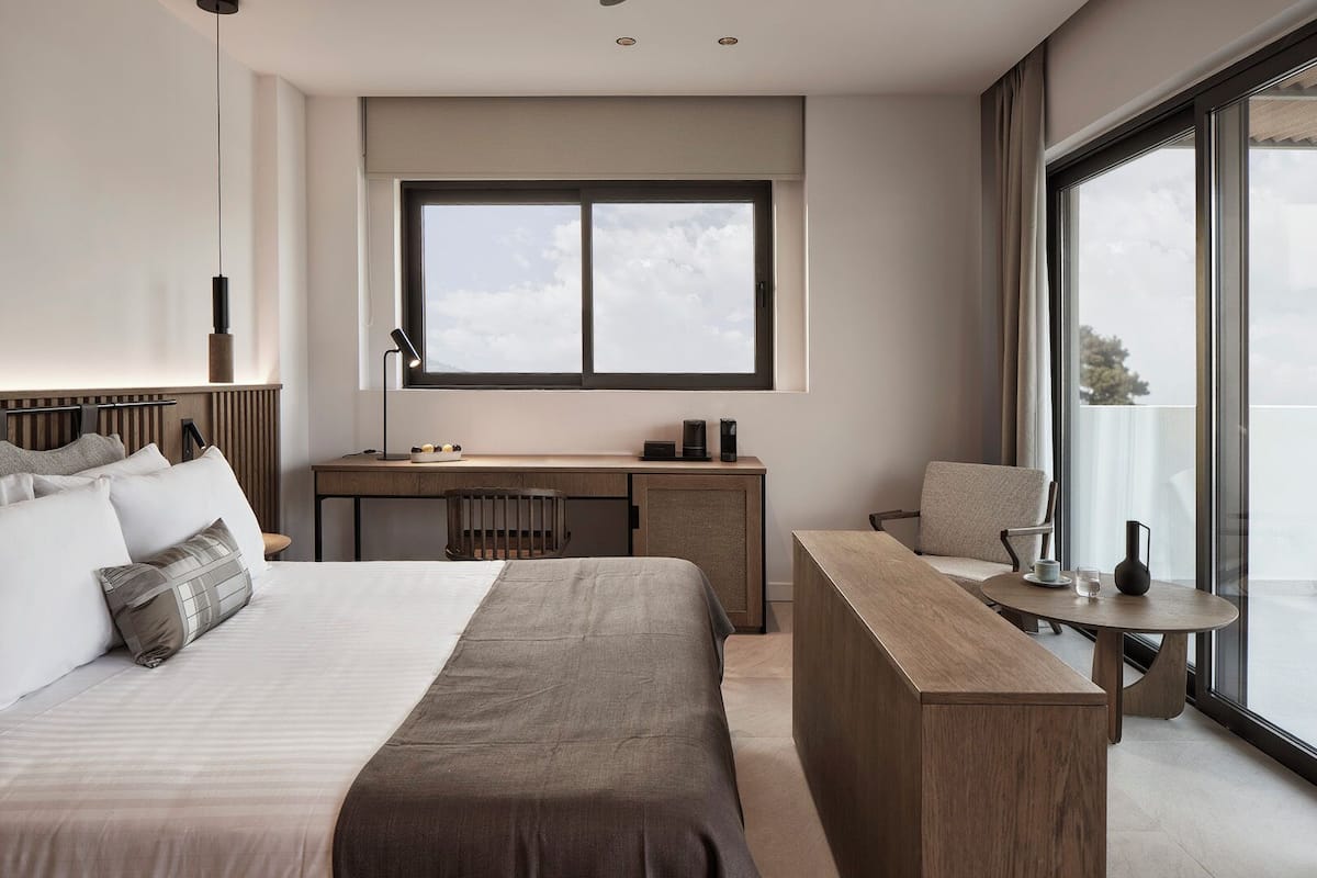 Junior Suite, Garden View | Ropa de cama hipoalergénica y minibar