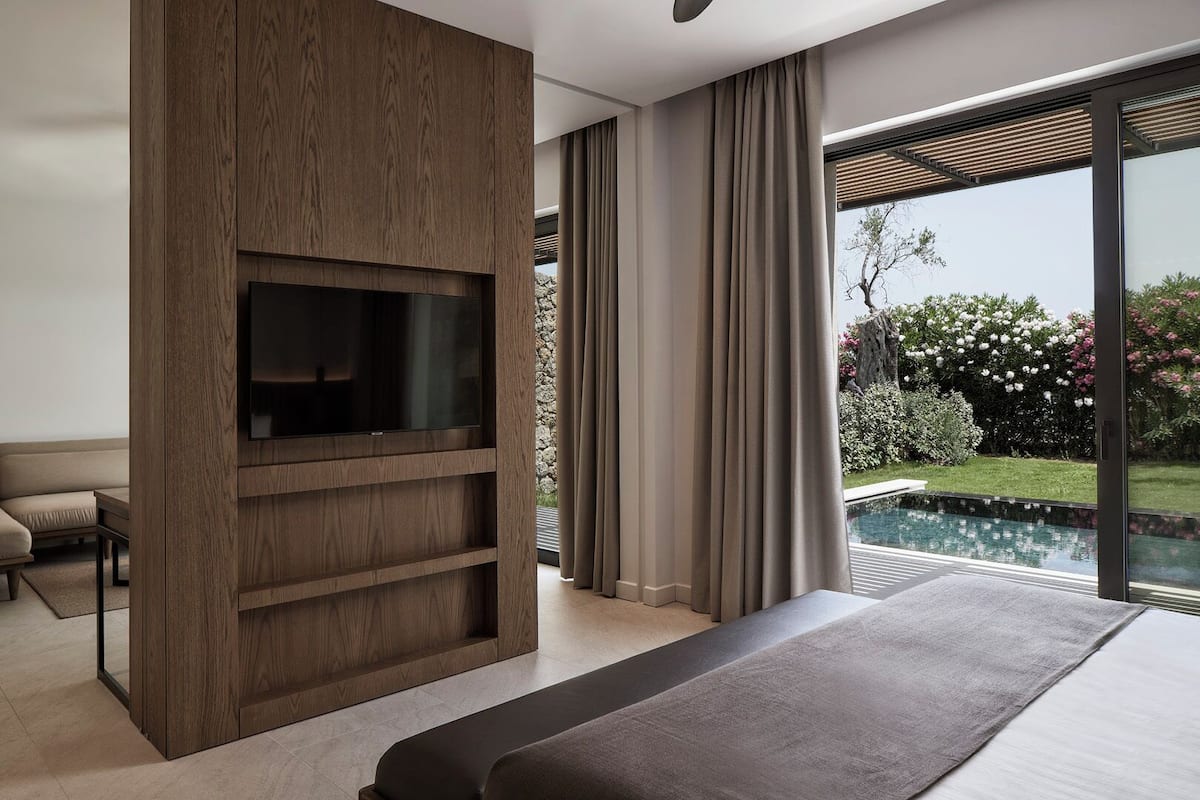 Ionian Beachfront Suite, Private Pool | Ropa de cama hipoalergénica y minibar